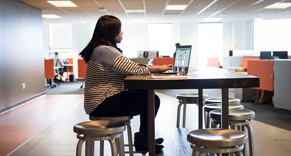 teacher researching online teaching jobs